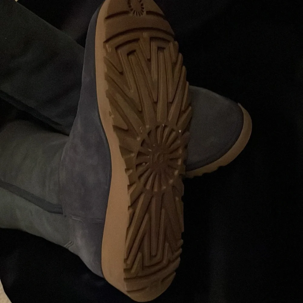 UGGS. - Picture 2 of 3